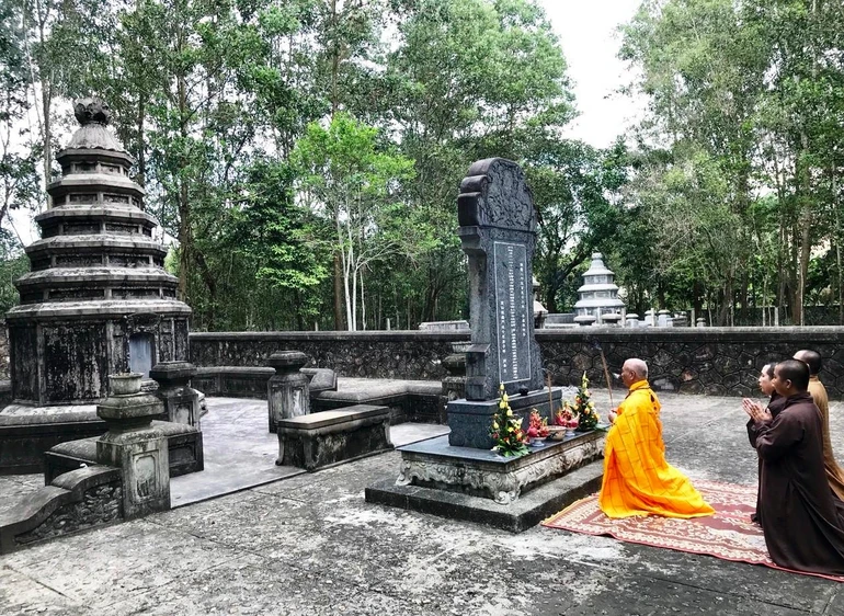 Dâng hương, đảnh lễ tại bảo tháp Quốc sư Thích Tâm Khoan