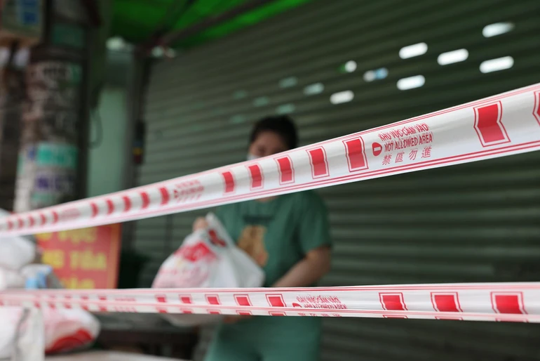 Nhiều nơi bị phong tỏa, cách ly vì có ca F0 Covid-19 đã khiến người dân gặp nhiều khó khăn - Ảnh: Ngô Trần Hải An