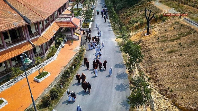 Con đường độc đạo và Tăng Ni sinh viên nội trú phải đi qua sát các tòa nhà dự tính sử dụng làm cách ly y tế tập trung liên quan tới Covid-19 cho 300-400 công dân