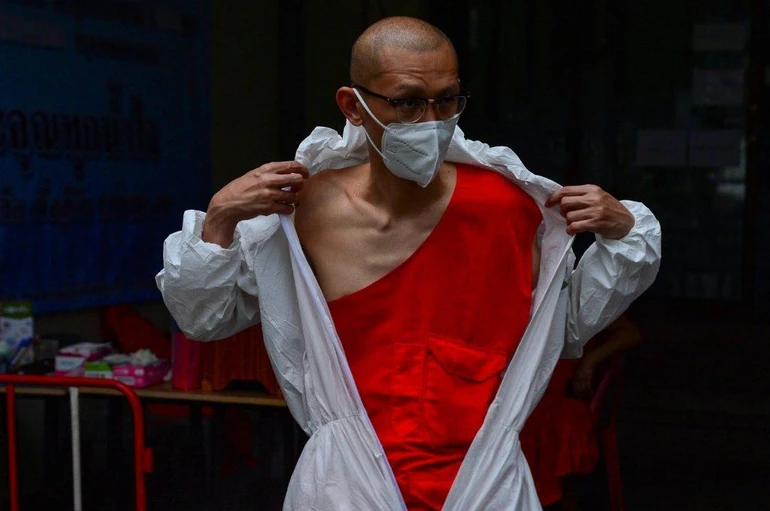 Hàng ngày bá tánh cúng dường thực phẩm để chư Tăng tu học, nay bá tánh gặp khổ nạn Covid-19, chư Tăng có mặt để làm những việc cần thiết mà người dân cần