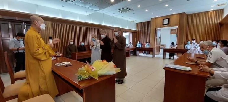 Hòa thượng Thích Hải Ấn, Bác sĩ Y khoa, căn dặn các thầy, sư cô trước lúc xuất phát trong buổi họp mặt tại Phòng khám Đa khoa Tuệ Tĩnh đường Hải Đức