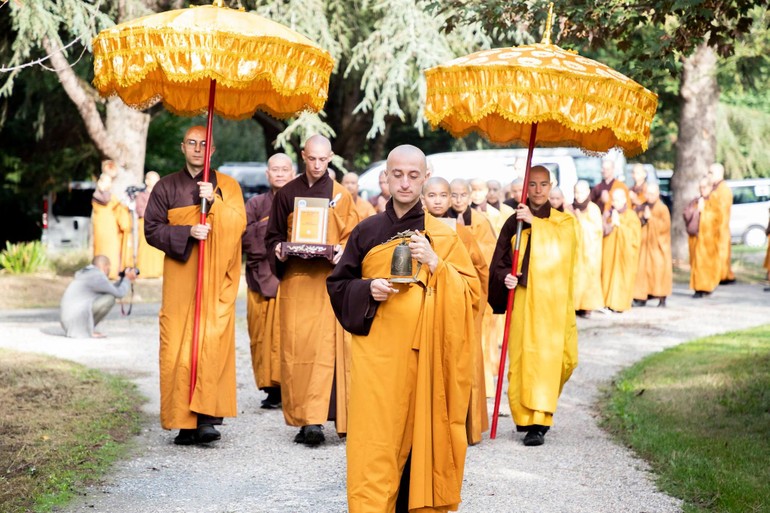 Lễ rước giới bổn trong Đại giới đàn Qua Bờ của Làng Mai 