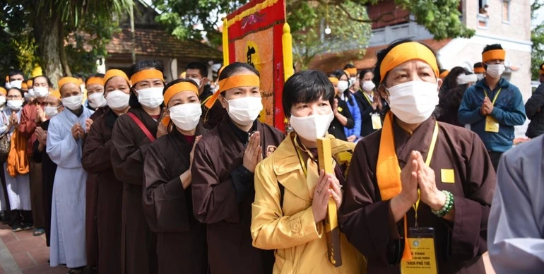 Phật tử thọ tang và hướng vọng đảnh lễ Đại lão Hòa thượng Đệ tam Pháp chủ, bậc Thầy tâm linh hướng đạo cho người hữu duyên - Ảnh: Trọng Phú