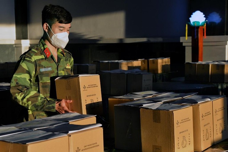 Nhiệm vụ thiêng liêng: Tiếp nhận và chăm sóc tro cốt đồng bào qua đời vì Covid-19 trong lúc toàn TP.HCM thực hiện giãn cách xã hội theo Chỉ thị 16 - Ảnh: Trần Thế Phong