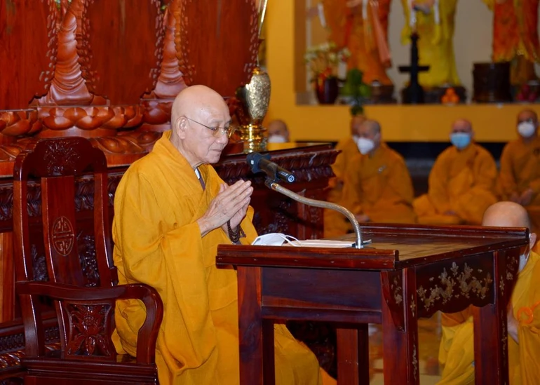 Hòa thượng Thích Minh Thông trùng tuyên giới bổn tại chánh điện Việt Nam Quốc Tự