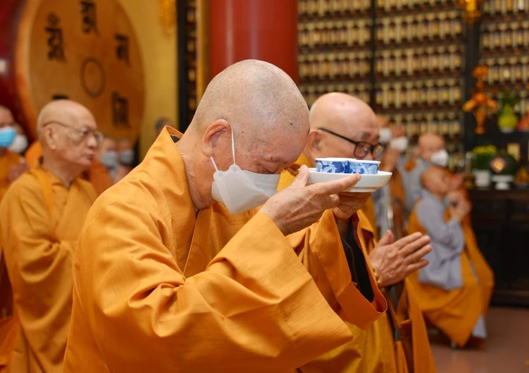 Trưởng lão Hòa thượng Thích Trí Quảng dâng trà cúng dường chư Tổ, Đại lão Hòa thượng Thích Thiện Hòa tại Tổ đường chùa Ấn Quang - Ảnh: Bảo Toàn/BGN