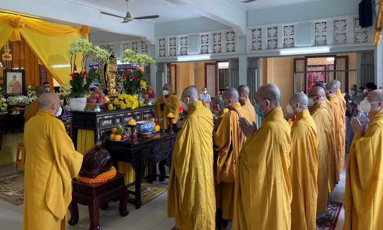 Chư tôn đức cầu nguyện 