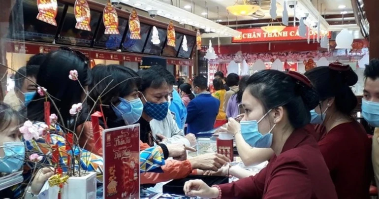 Bất chấp nguy cơ lây nhiễm Covid-19, chen chúc mua vàng cầu may - Ảnh: TTO