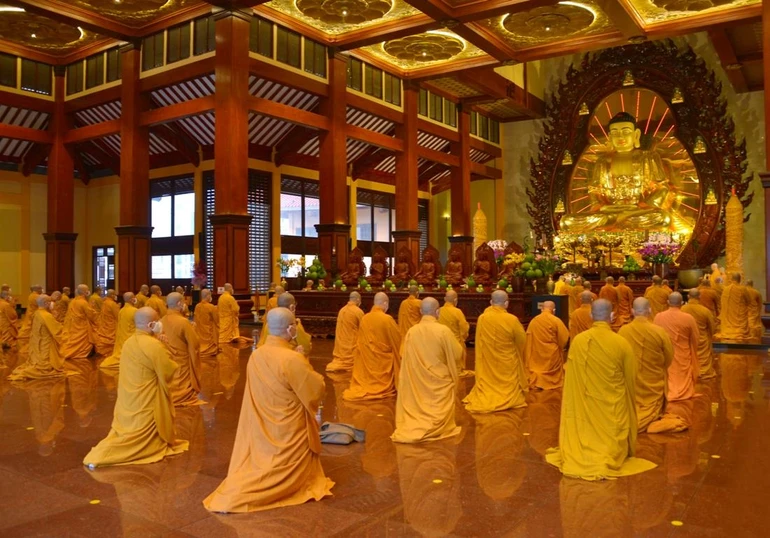 Chư tôn đức đảnh lễ Tam bảo tại lễ bố-tát định kỳ