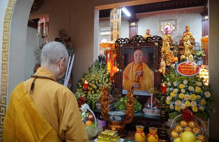 Trưởng lão Hòa thượng Thích Trí Quảng dâng hương tưởng niệm cố Trưởng lão Hòa thượng Thích Thanh Đàm, Phó Pháp chủ GHPGVN tại chùa Hòa Lạc (huyện Kim Sơn, tỉnh Ninh Bình)