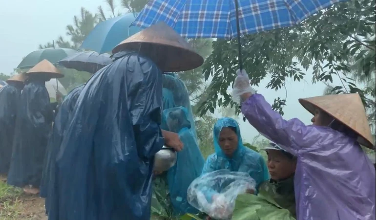 Đời sống xã hội đã thay đổi ảnh hưởng đến nếp sống của người xuất gia, do đó, việc tái hiện hình ảnh Tăng đoàn thời Đức Phật cần cẩn trọng, nếu không sẽ gây ra sự phản cảm, thậm chí dung tục - Ảnh minh họa trích từ một video quay lại cảnh được cho là "chư Tăng" khất thực... trong mưa!