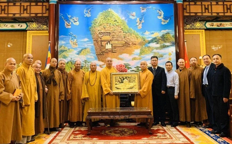 Trưởng lão Hòa thượng Thích Diễn Giác, Hội trưởng Hiệp hội Phật giáo Trung Quốc tiếp đoàn lãnh đạo GHPGVN tại Văn phòng Hiệp hội (chùa Quảng Tế, thủ đô Bắc Kinh) trong chuyến thăm năm 2019