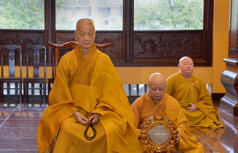 Đức Pháp chủ GHPGVN thính giới cùng đại chúng tại chánh điện Việt Nam Quốc Tự - Ảnh: BGN