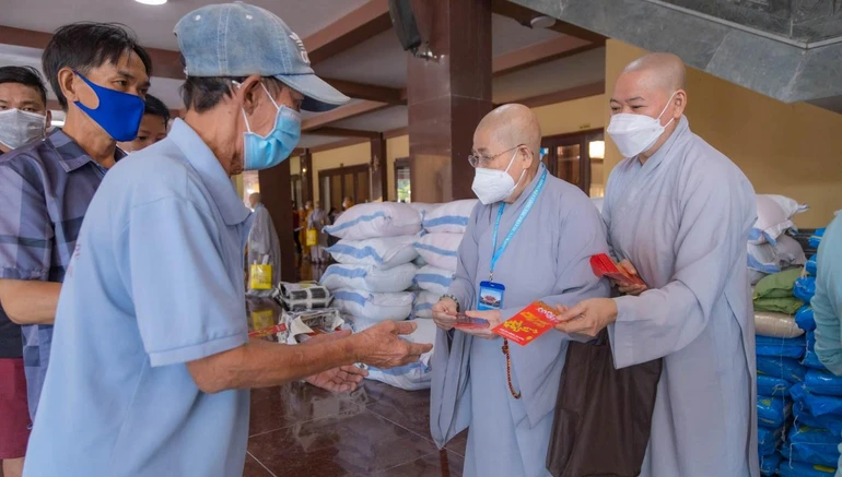 Ban Trị sự GHPGVN TP.HCM tặng quà Tết Nhâm Dần đến bà con có hoàn cảnh khó khăn - Ảnh: Anh Quốc