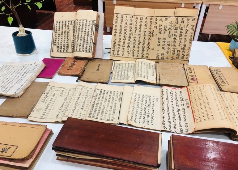 Triển lãm do Trung tâm Biên phiên dịch tư liệu Phật giáo Quốc tế - Vĩnh Nghiêm Tùng thư phối hợp với các đơn vị tổ chức