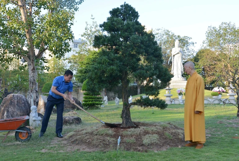 Thiếu tướng Lê Hồng Nam trồng cây lưu niệm tại chùa Huê Nghiêm - TP.Thủ Đức 