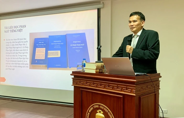 Tiến sĩ Đỗ Quốc Bảo trong một buổi thuyết trình về tiếng Phạn ở Viện Trần Nhân Tông - Ảnh: Fb.Viện Trần Nhân Tông