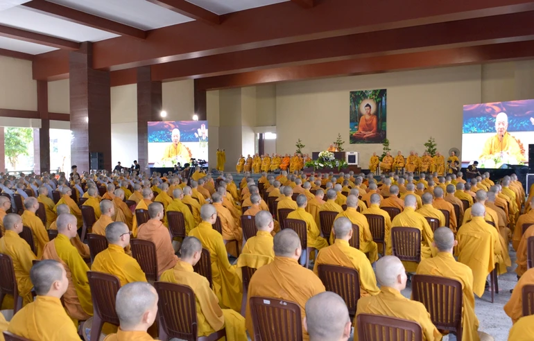 Đức Pháp chủ GHPGVN quang lâm khai thị buổi giảng ngày đầu tiên của khóa huân tu dành cho lãnh đạo và giảng viên Học viện Phật giáo VN tại TP.HCM, hơn 1.000 Tăng Ni sinh viên và hơn 2.000 Phật tử tham dự - Ảnh: Bảo Toàn/BGN