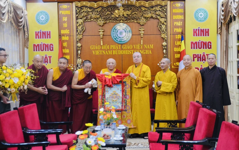 Hòa thượng Chockyi Nyingma Rinpoche tặng quà lưu niệm đến Hòa thượng Thích Thanh Nhiễu