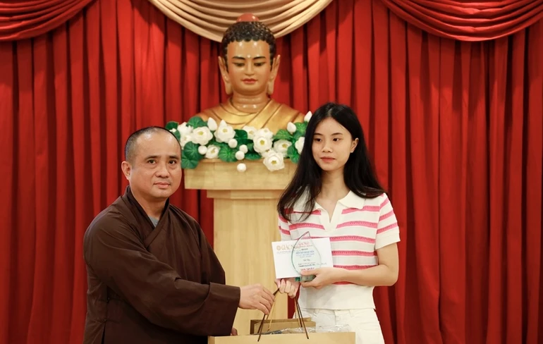Thượng tọa Thích Tâm Hải, Tổng Biên tập Báo Giác Ngộ trao giải Nhất cuộc thi đến đại diện của tác giả Lê Thị Thu Thanh