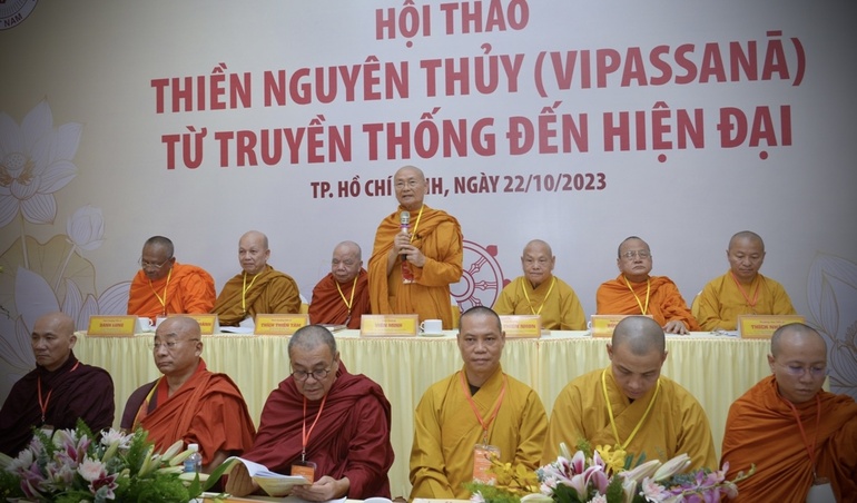 Chư tôn đức chứng minh và chủ tọa phiên khai mạc hội thảo - Ảnh: Bảo Toàn/BGN