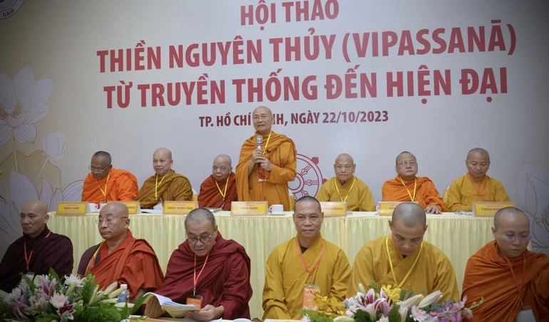 Chư tôn đức chứng minh và chủ tọa phiên khai mạc hội thảo - Ảnh: Bảo Toàn/BGN