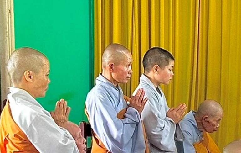 Sư cô Thích nữ Vạn Ngọc (người đầu tiên từ trái sang) - Ảnh trích từ tư liệu của Ban Thông tin - Truyền thông GHPGVN tỉnh Lâm Đồng