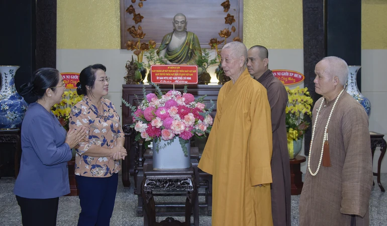 Chủ tịch Ủy ban MTTQVN TP.HCM Trần Kim Yến và nguyên Phó Bí thư Thành ủy TP.HCM Võ Thị Dung thăm Đức Pháp chủ GHPGVN - Ảnh: Quảng Đạo/BGN