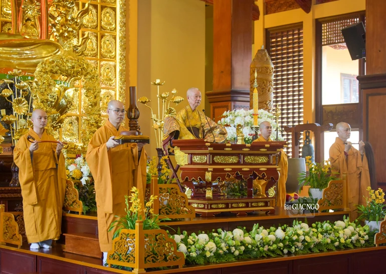 Sáng mùng 9-10-Quý Mão (21-11-2023), Đức Pháp chủ GHPGVN - Trưởng lão Hòa thượng Thích Trí Quảng đã quang lâm Đại giới trường Việt Nam Quốc Tự (Q.10, TP.HCM), khai đạo giới tử Đại giới đàn Bửu Huệ Phật lịch 2567 - Ảnh: Quảng Đạo