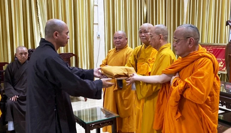 Sau khi sám hối, đương sự Thích Nhuận Nghi trả y pháp tu sĩ, tự nguyện hoàn tục - Ảnh: Ban TTTT GHPGVN tỉnh Đồng Nai