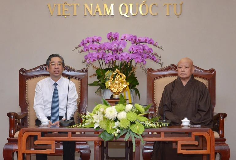 Phó Bí thư Thành ủy TP.HCM Nguyễn Phước Lộc và Hòa thượng Thích Lệ Trang