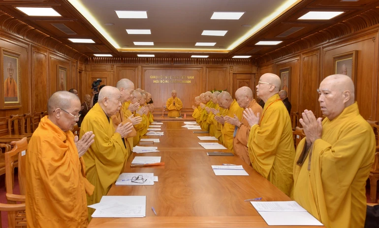 Chư tôn giáo phẩm niệm Phật cầu gia hộ trước khi tiến hành phiên họp