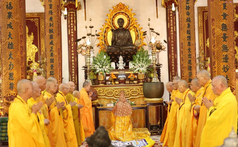 Chư tôn đức cử hành nghi lễ tại chánh điện chùa Từ Đàm