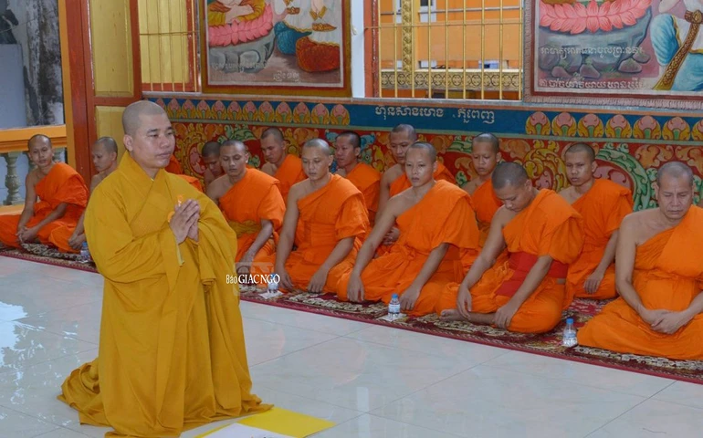 Đại đức Nhuận Đức quỳ sám hối trước chư Tăng Nam tông Khmer, xin lỗi đồng bào Khmer vì những lời và thái độ khiếm nhã đối với bà con Khmer trong một video năm 2023 - Ảnh: Bảo Toàn/BGN