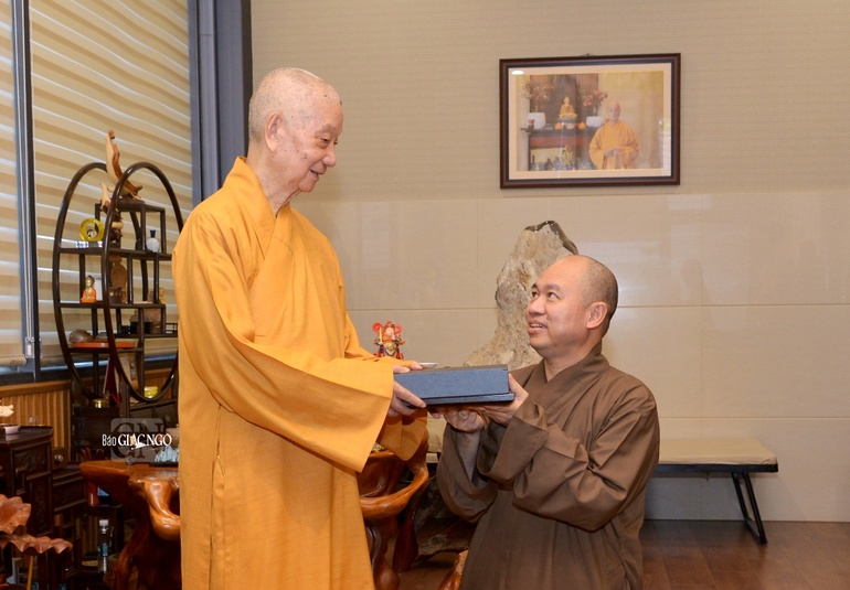 Thượng tọa Thích Đức Thiện cung kính tiếp nhận tịnh tài hỗ trợ đồng bào bị ảnh hưởng bão lũ từ Đức Pháp chủ GHPGVN - Ảnh: Bảo Toàn/BGN