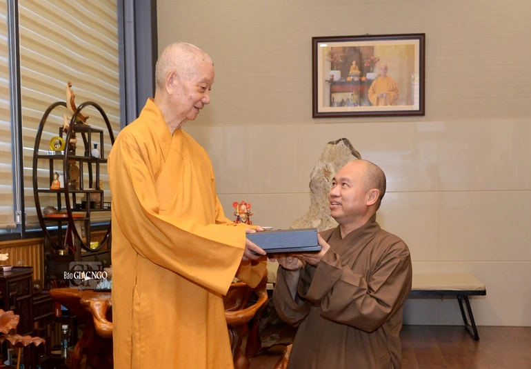 Thượng tọa Thích Đức Thiện cung kính tiếp nhận tịnh tài hỗ trợ đồng bào bị ảnh hưởng bão lũ từ Đức Pháp chủ GHPGVN - Ảnh: Bảo Toàn/BGN