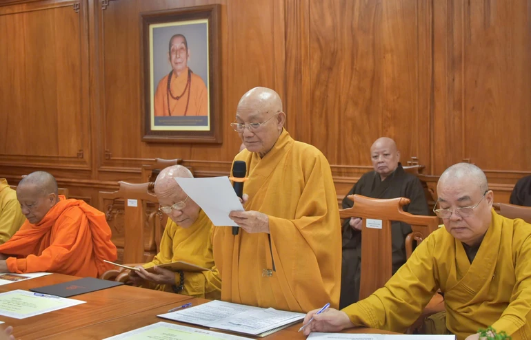 Trưởng lão Hòa thượng Thích Minh Thông đọc tờ trình về việc tấn phong giáo phẩm tại phiên họp của Ban Thường trực Hội đồng Chứng minh GHPGVN ngày 9-12-2024 - Ảnh: VP HĐCM/BGN