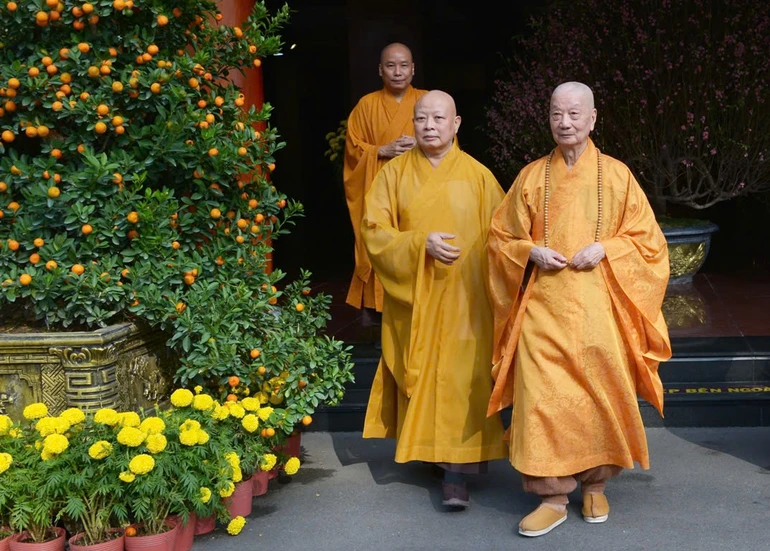 Hòa thượng Thích Lệ Trang thị giả Đức Pháp chủ đến thăm Việt Nam Quốc Tự - Ảnh: Bảo Toàn/BGN