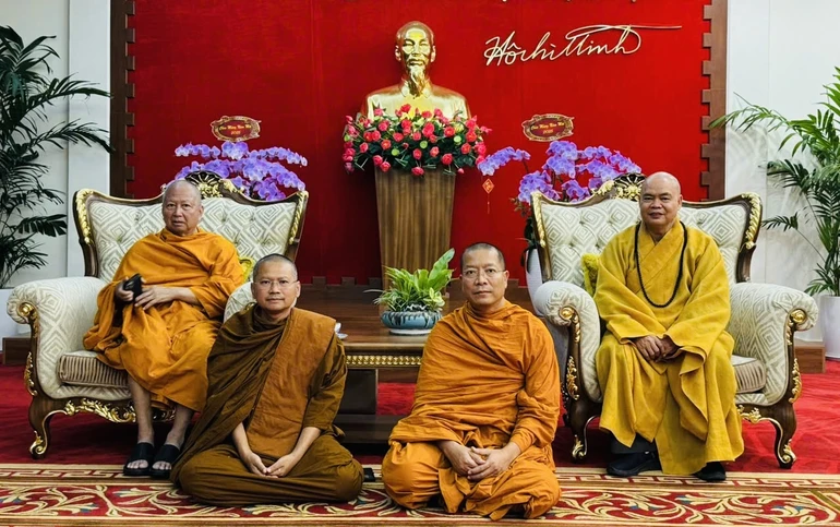 Hoà thượng Chủ tịch ICDV cùng phái đoàn tại Cảng hàng không Quốc tế Tân Sơn Nhất - Ảnh: TG