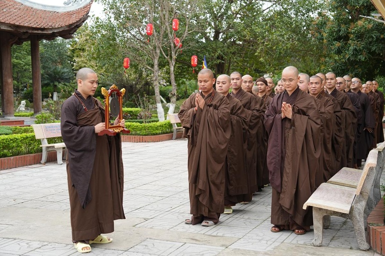 Các giới tử tập trung về chùa Đại Từ Ân thực hành sám pháp và học quy củ oai nghi 7 ngày trước khi được tấn đàn thụ giới