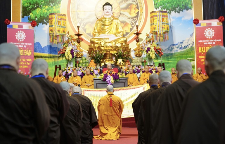Đức Pháp chủ và chư vị giới sư Tăng Đại giới đàn Hà Nội 2025