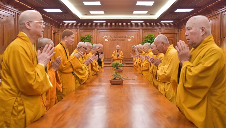 Chư vị Trưởng lão Ban Thường trực Hội đồng Chứng minh họp phiên thứ V (bất thường) quyết nghị lịch sử về việc cung thỉnh xá-lợi Trái tim Bồ-tát Thích Quảng Đức về Việt Nam Quốc Tự - Ảnh: Quảng Đạo/Báo Giác Ngộ