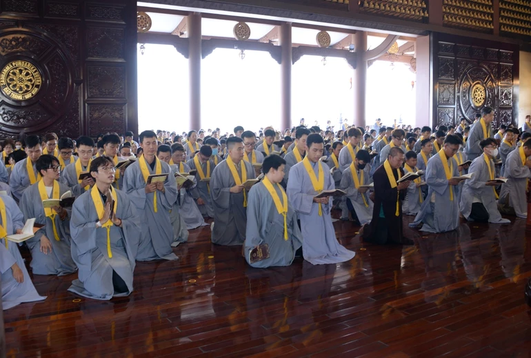 Lễ quy y Tam bảo tại chánh điện chùa Huê Nghiêm sáng 6-4-2025 - Ảnh: Bảo Toàn/BGN