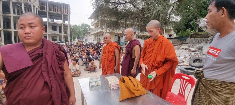 Bà con Myanmar tập trung trong trật tự để nhận quà hỗ trợ qua cơn ngặt nghèo do thiên tai động đất gây ra