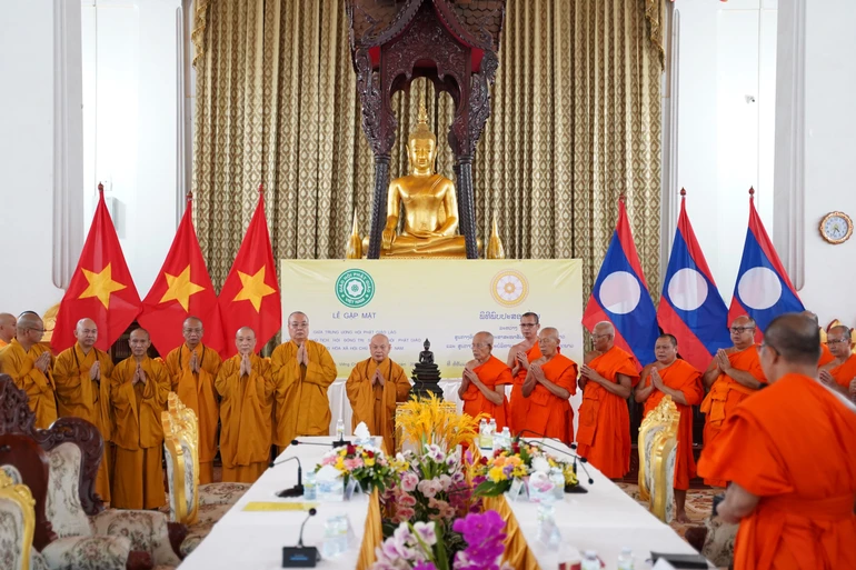 Phái đoàn Giáo hội Phật giáo Việt Nam và Trung ương Liên minh Phật giáo Lào có mối tương quan thân thiết, đạo tình nhiều năm qua (trong ảnh là cuộc gặp giữa Giáo hội hai nước do Trưởng lão Hòa thượng Thích Thiện Nhơn và Đại lão Hòa thượng Maha Bounma Simmaphom dẫn đầu - Ảnh: Báo Giác Ngộ