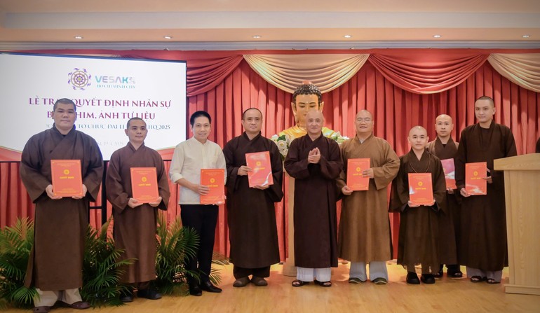 Hòa thượng Thích Huệ Thông trao quyết định nhân sự đến thành viên Ban Phim, ảnh tư liệu - Ảnh: Tâm Quý/BGN