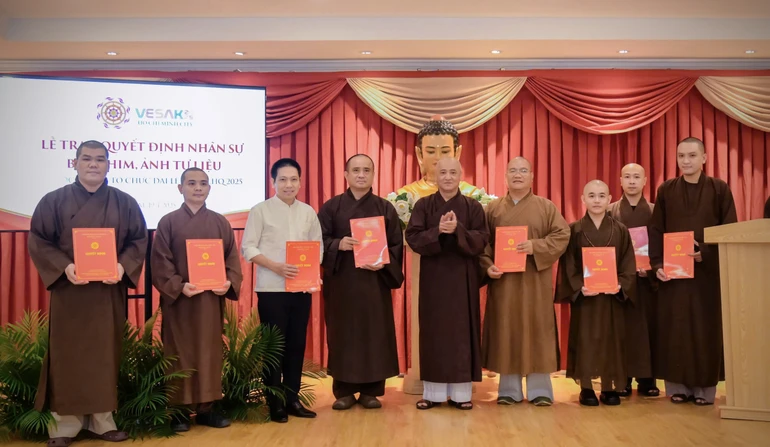 Hòa thượng Thích Huệ Thông trao quyết định nhân sự đến thành viên Ban Phim, ảnh tư liệu - Ảnh: Tâm Quý/BGN