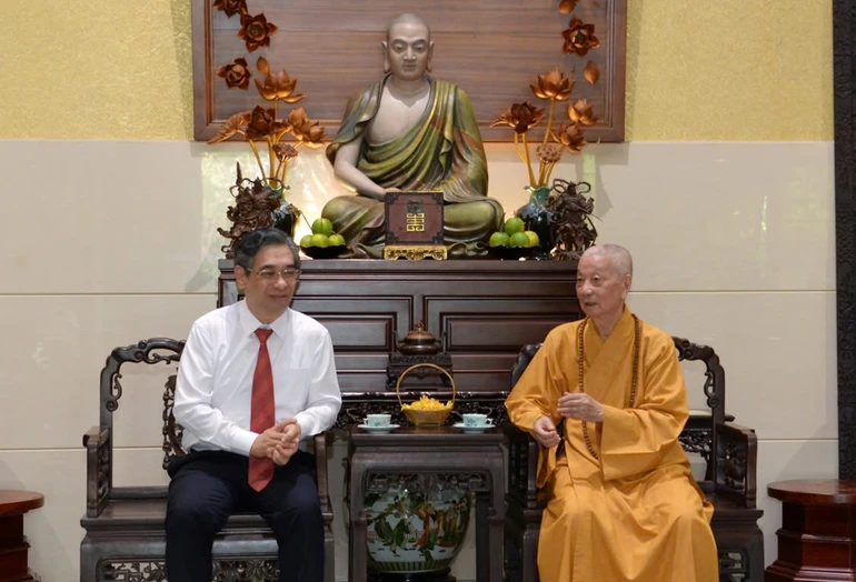 Đức Pháp chủ GHPGVN - Đại lão Hòa thượng Thích Trí Quảng trò chuyện thân mật với ông Nguyễn Phước Lộc, Phó Bí thư Thành ủy, Chủ tịch UBMTTQVN TP.HCM - Ảnh: Bảo Toàn/BGN