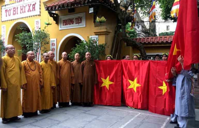 Quý Hòa thượng, Thượng tọa Văn phòng Trung ương GHPGVN phát động treo các cơ sở tự viện, gia đình Phật tử treo cờ Tổ quốc - Ảnh: VOV