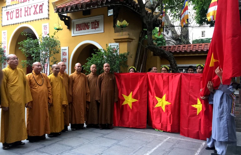 Quý Hòa thượng, Thượng tọa Văn phòng Trung ương GHPGVN phát động treo các cơ sở tự viện, gia đình Phật tử treo cờ Tổ quốc - Ảnh: VOV